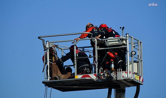 İzmir İtfaiyesi’nden kurtarma operasyonu... Mahsur kalan işçilere 90 metrelik merdivenle ulaştılar