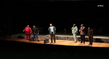 İzmir Şehir Tiyatroları sezonu yeni sahnesinde açtı