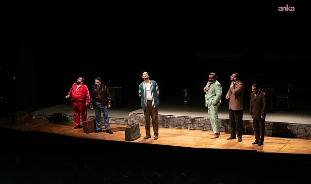 İzmir Şehir Tiyatroları sezonu yeni sahnesinde açtı