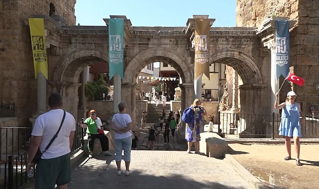 Kaleiçi sokaklarında renkli kortej geçişi