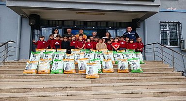 Karadenizli Ereğli’de ilkokul öğrencilerinden patili dostlara mama desteği