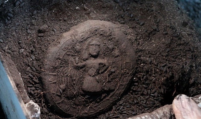 Karaman'da tarihi keşif: 1400 yıllık ekmek bulundu, üzerinde İsa tasviri var