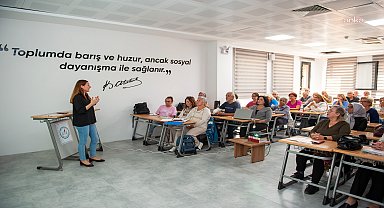 Karşıyaka Belediyesi 3. Yaş Üniversitesi’nde ders zili çaldı