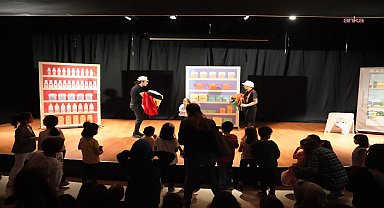 Kartal Belediyesi’nden miniklere renkli tiyatro şöleni