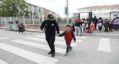 Keçiören Belediyesi'nden okul önlerinde güvenli ulaşım mesaisi