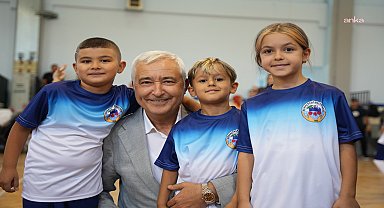 Kemalpaşa Belediyesi'nden spor kurslarında eğitim gören kursiyerlere malzeme desteği