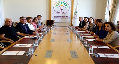 KESK heyeti, DEM Parti Eş Genel Başkanı Hatimoğulları ile Meclis'te bir araya geldi