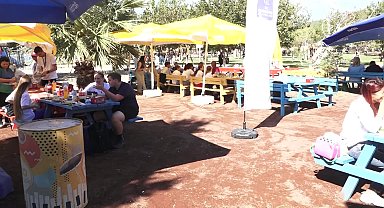 Kuşadası Kardeş Şehirler Gençlik Toplantısı'na katılan öğrencilerden barış mesajı