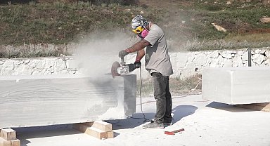 Kuşadası Neopolis Heykel Sempozyumu’nda mermer bloklar ‘adalet’ temasıyla işleniyor