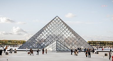 Louvre Müzesi, mücevher soygununun ardından yeniden açıldı