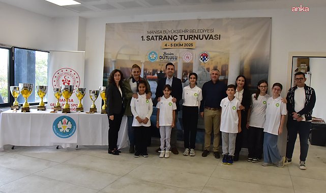 Manisa Büyükşehir Belediyesi 1. Satranç Turnuvası’nda dereceye girenler ödüllerini aldı