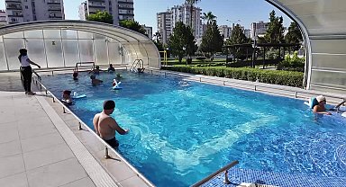 Mersin Büyükşehir Belediyesi'nden özel gereksinimli bireylere yüzme eğitimi