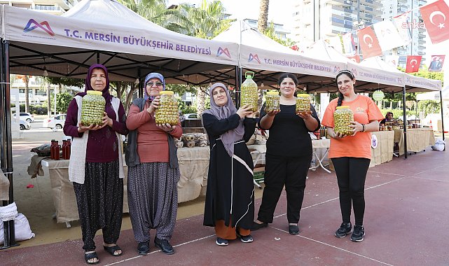 Mersin'de kadınların ürettiği yöresel ürünler Hasat Pazarı'nda vatandaşlarla buluşuyor