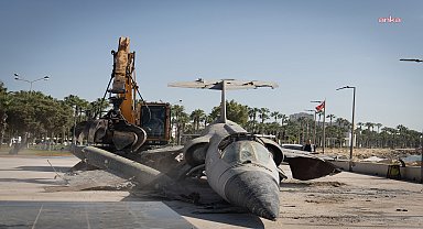 Mersin’in simge uçağı, korozyon nedeniyle yerinden kaldırıldı