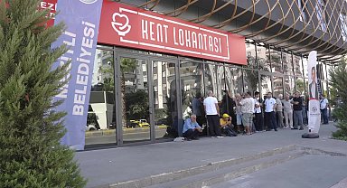 Mezitli Kent Lokantası önünde emekliler kuyrukta: Ekonomi iyi olsa kuyruk olur mu?