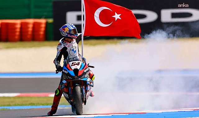 Milli motosikletçi Toprak Razgatlıoğlu, üçüncü kez dünya şampiyonu oldu