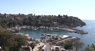 Muratpaşa Belediyesi'nden Kaleiçi Yat Limanı’nda deniz dibi temizliği 