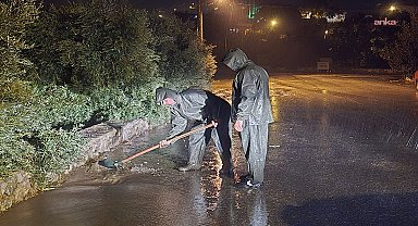 Olumsuz hava koşullarının etkili olduğu Alanya'da Belediye ekipleri teyakkuzda