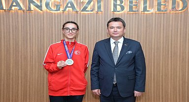 Osmangazi Belediye Başkanı Aydın, Balkan Şampiyonu ve Avrupa Oyunları üçüncüsü Turan’ı makamında ağırladı