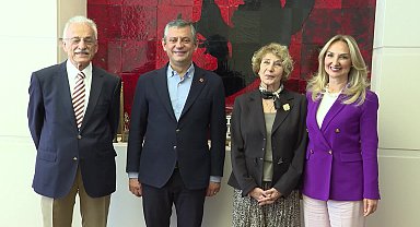 Özgür Özel, Ayşe Kulin'e CHP rozeti taktı