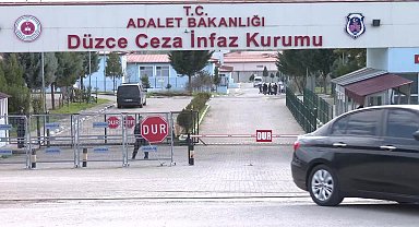 Özgür Özel, tutuklu Medya A.Ş. Genel Müdürü Pınar Türker’i cezaevinde ziyaret etti