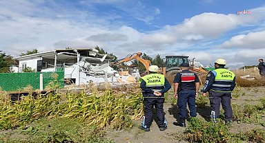 Silivri Belediyesi, tarım arazilerine yapılan kaçak ve ruhsatsız yapıları yıktı