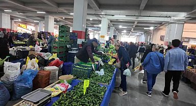 Soma’da pazar fiyatları el yakıyor, pazarcı da vatandaş da tepkili: “100 lira artık 10 lira yerine geçiyor