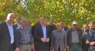 Tarımsal don sonrası kiraz üreticisinin sorunlarını dinleyen Erhan Adem: 