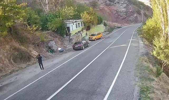 Tunceli-Erzincan karayoluna dağdan kopan kaya yuvarlandı, facianın eşiğinden dönüldü
