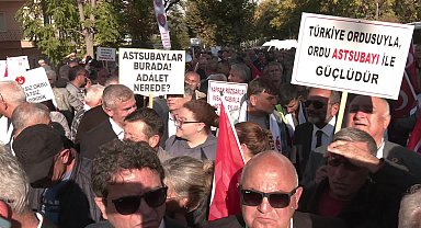 Türkiye Emekli Astsubaylar Derneği üyelerinin Hazine ve Maliye Bakanlığı önüne yürüyüşüne polis engeli