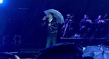 Türkiye Kültür Yolu Festivali’nin son gününde Alişan yağmur altında sahne aldı: “Malatya’ya bir konser borcum var”