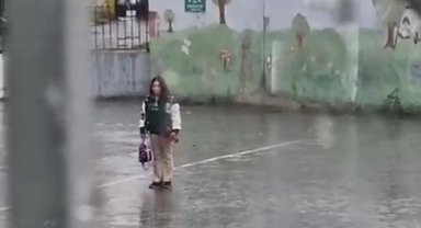 Yağmur altında İstiklal Marşı okuyan Zeynep Ece’ye Vali’den ödül 