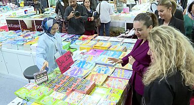 Yazar Ahmet Ümit, Antalya Kitap Fuarı’nda okurlarıyla buluştu