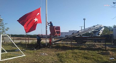Yumurtalık Belediyesi’nden bayrak yenileme ve temizlik hamlesi