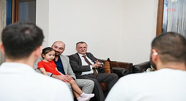 Yunusemre Belediye Başkanı Balaban, üniversiteli gençlerin sofrasına misafir oldu