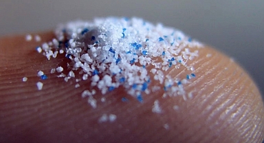 Kapağı her açtığınızda zehir saçıyor: İçeceklerde mikroplastik şoku