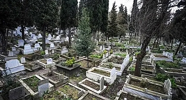 Mezar sulama geleneği Anadolu’da yaşıyor: İnançla sevginin buluştuğu sessiz ritüel