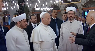 Papa 14. Leo Sultanahmet’te: Ayakkabılarını çıkarıp camiyi gezdi