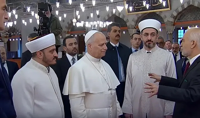 Papa 14. Leo Sultanahmet’te: Ayakkabılarını çıkarıp camiyi gezdi