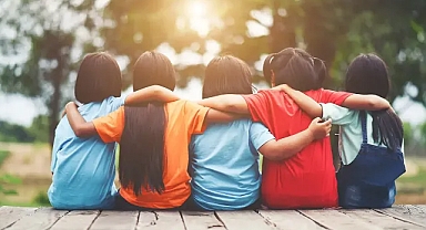 Teknoloji dostlukları zayıflatıyor: Gerçek iletişim yerini ekran sessizliğine bıraktı