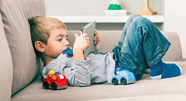Uzmanlar uyarıyor: Tabletle, telefonla sakinleşen çocuklar tehlikede