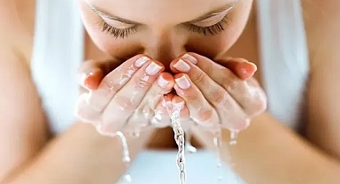 Yüzünüzü yanlış mı yıkıyorsunuz? Doğru yüz yıkama yöntemi sanılandan farklı
