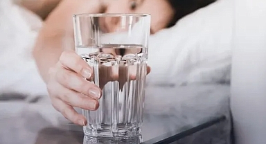 Gece yatmadan önce su içenler dikkat: O saatten sonra bardağı elinizden bırakın