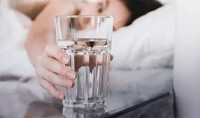 Gece yatmadan önce su içenler dikkat: O saatten sonra bardağı elinizden bırakın