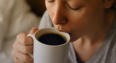 Sabah gözünü açar açmaz kahveye koşanlara kötü haber: Vücudunuzu 'şokluyorsunuz'